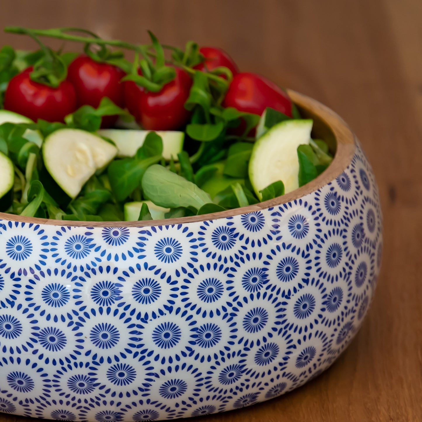 Dekorative Salatschüssel mit Besteck aus Mangoholz in Blue Breeze
